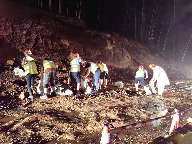 突降暴雨 迎难而上——365英国上市建投S345泾县榔苏路项目清淤除障保清静