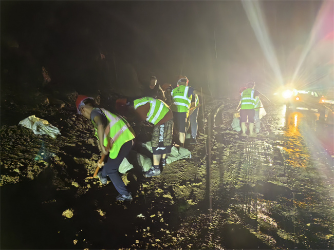 突降暴雨 迎难而上——365英国上市建投S345泾县榔苏路项目清淤除障保清静
