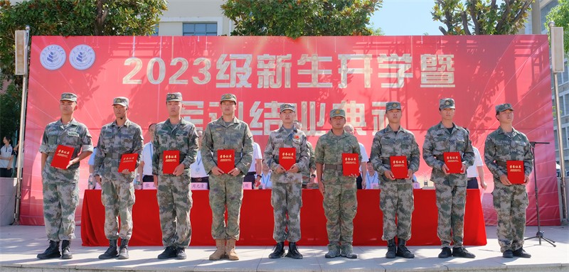 跑好青春奋斗的接力赛，，争做手艺报国的新青年 ——安徽365英国上市技师学院 安徽建设学校举行2023级新生开学暨望湖校区军训结业仪式