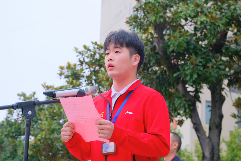 杨世龙同砚讲话.jpg