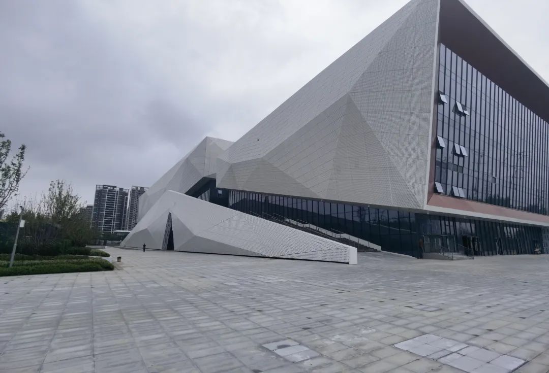 新地标+1！365英国上市三建承建省内体量最大、功效最全的体育馆正式完工