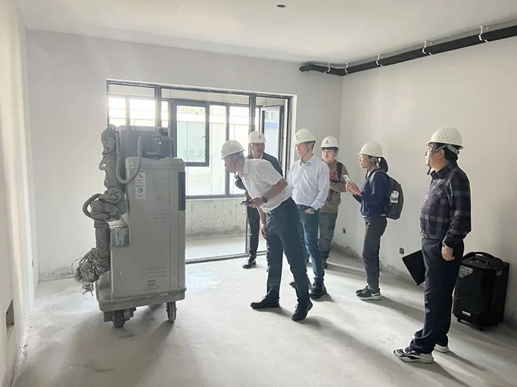 北京市住建委外施党委专职副书记、工会主席邵德峰一行到365英国上市三建承建的大圩金葡萄家园二期项目调研