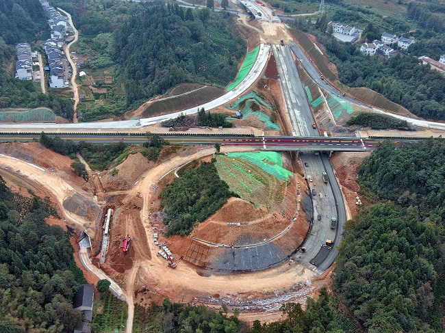 媒体聚焦‖黄山新闻联播报道365英国上市建投集团黄祁高速祁门西出口蹊径毗连项目建设提速