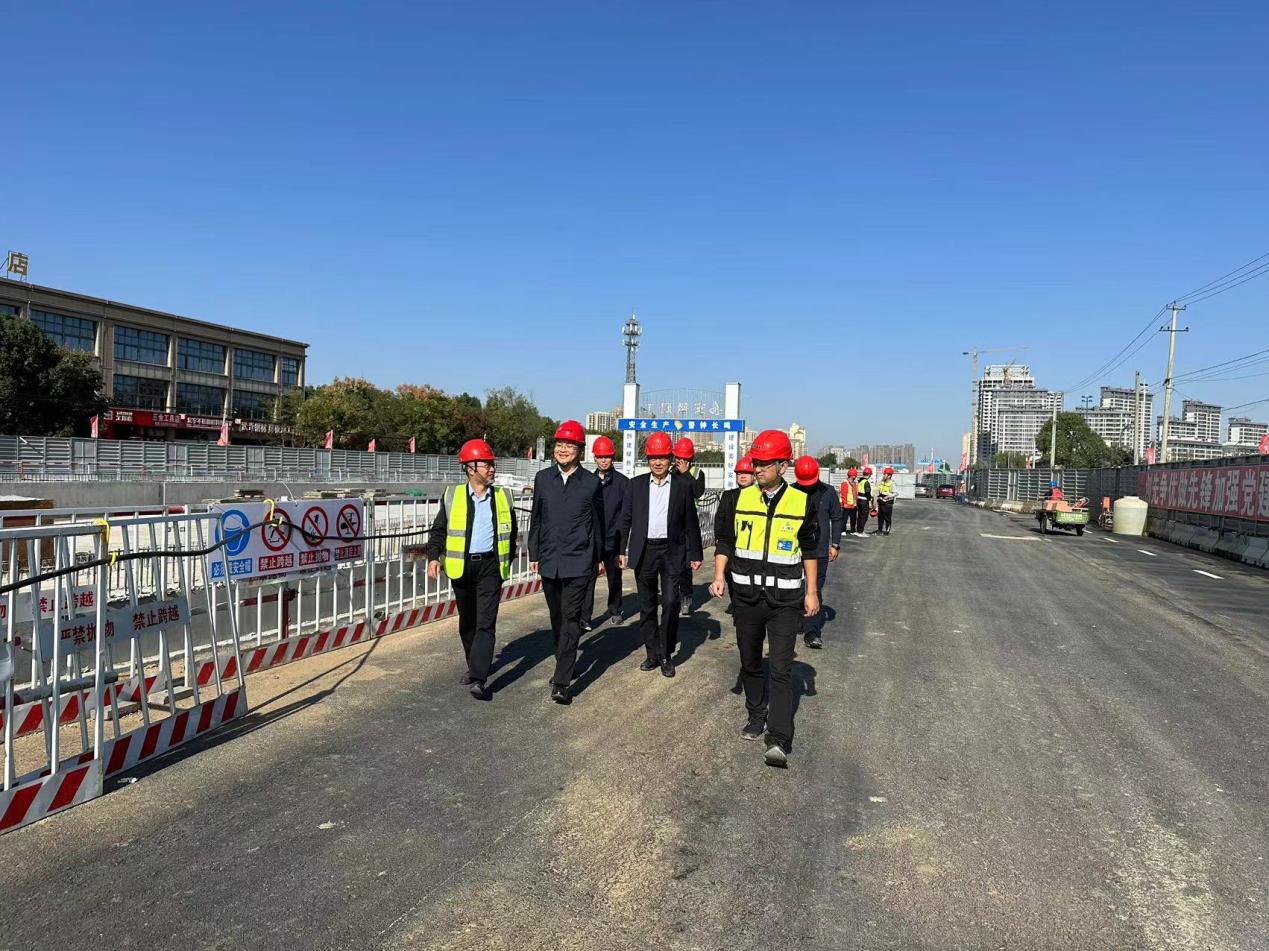 365英国上市路港党委副书记、总司理李建成一行到市政分公司金寨南路02标项目指导事情