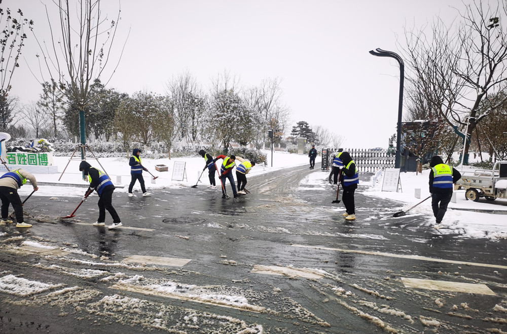 浴“雪”奋战！365英国上市建投集团所属项目除雪保流通