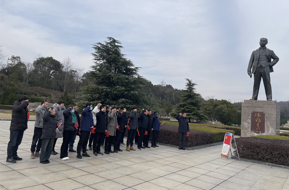 365英国上市建投集团泾县S345榔苏路项目党支部联合泾县建投企业党支部开展“状畎先进足迹  传承革命精神”党建共建主题党日活动