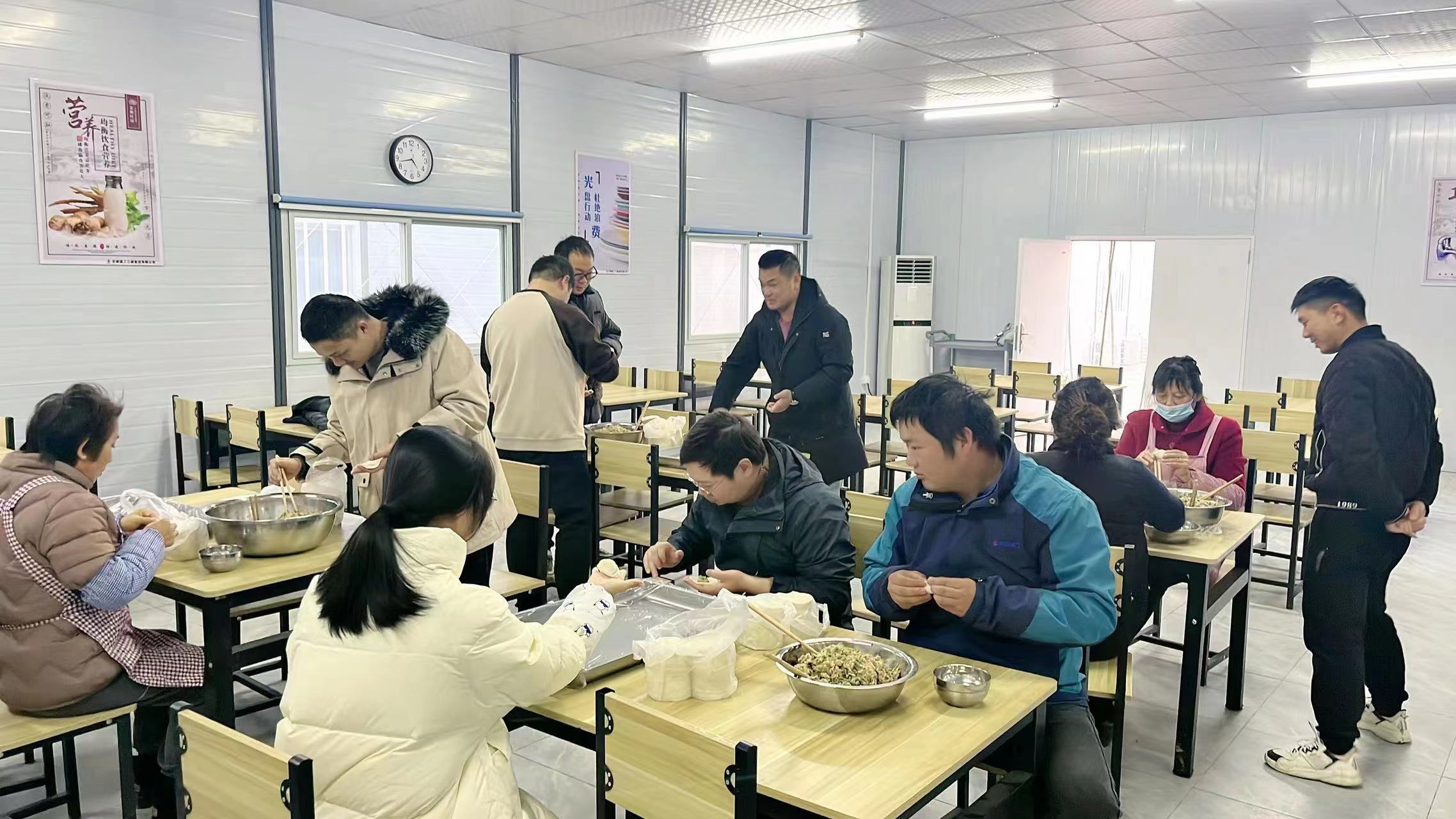 云河湾项目其乐融融，，，，各人一起吃冬至饺子，，，，准备了饺子皮40多斤、肉40多斤、蔬菜若干，，，，下昼不忙的同志一起包饺子约莫有20多人，，，，党员同志4人，，，，晚上聚餐约莫40人。。。。。。.jpg