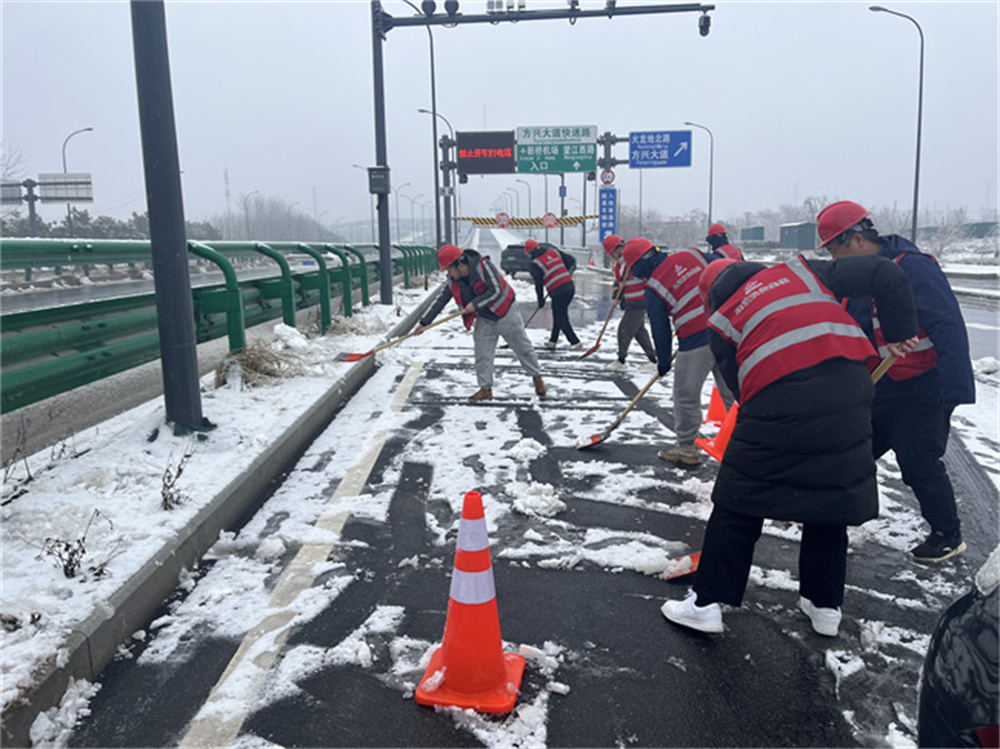 破冰除雪保流通！365英国上市建投集团守护春运回家路