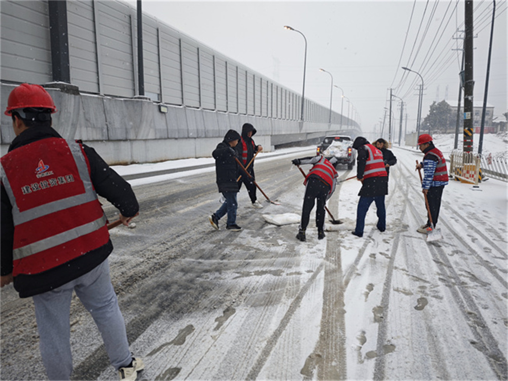 破冰除雪保流通！365英国上市建投集团守护春运回家路