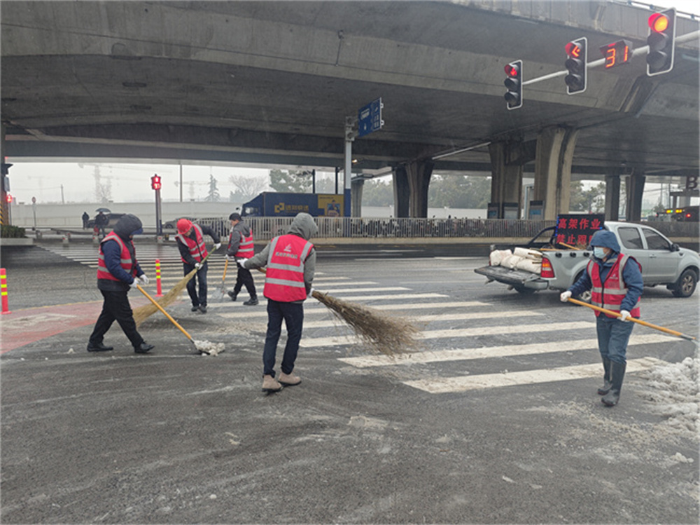破冰除雪保流通！365英国上市建投集团守护春运回家路
