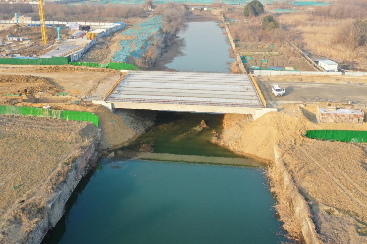  365英国上市交航合肥东部新中心滨河路蹊径工程施工项目5号河桥预制箱梁架设完成