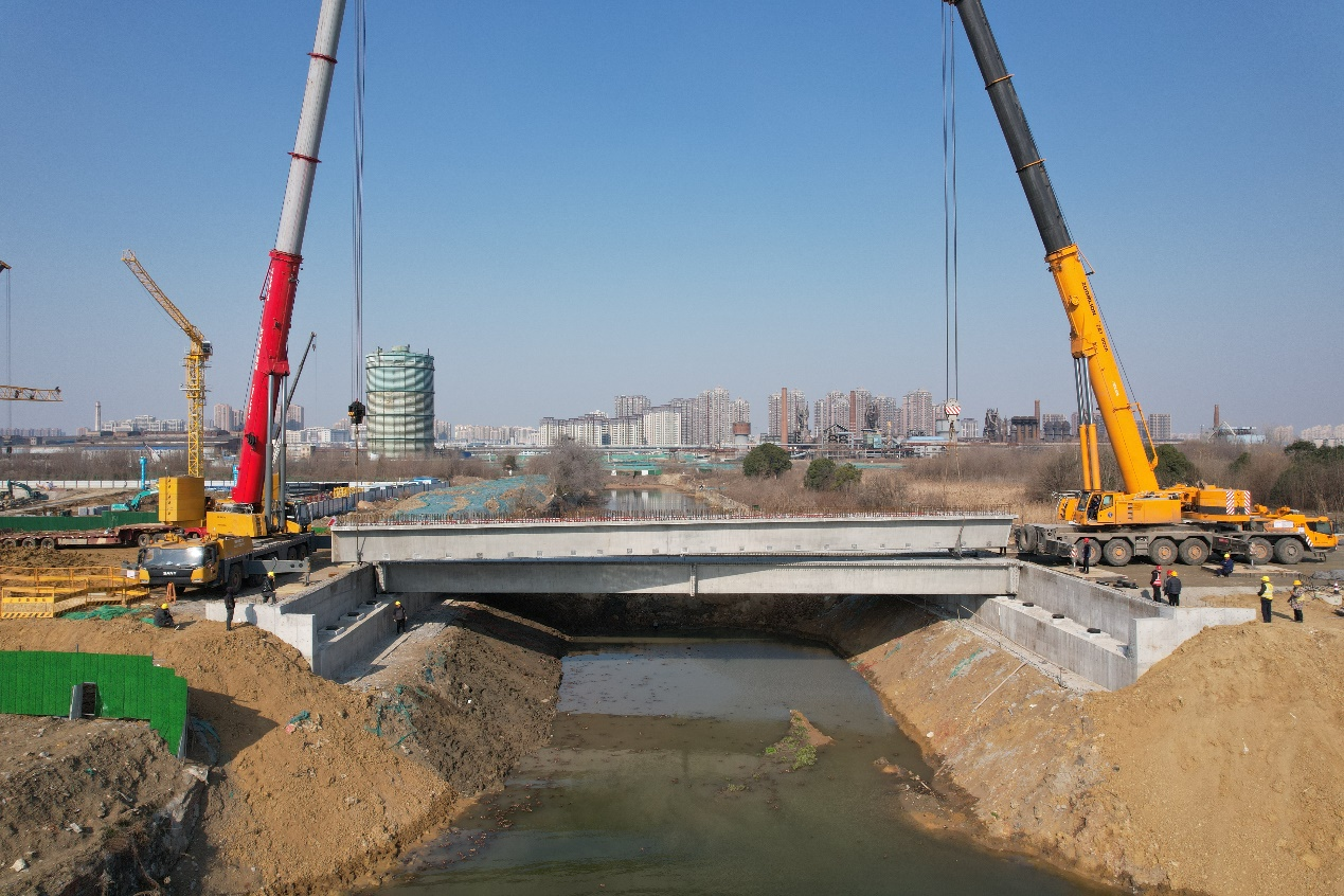 365英国上市交航合肥东部新中心滨河路蹊径工程施工项目5号河桥预制箱梁架设完成
