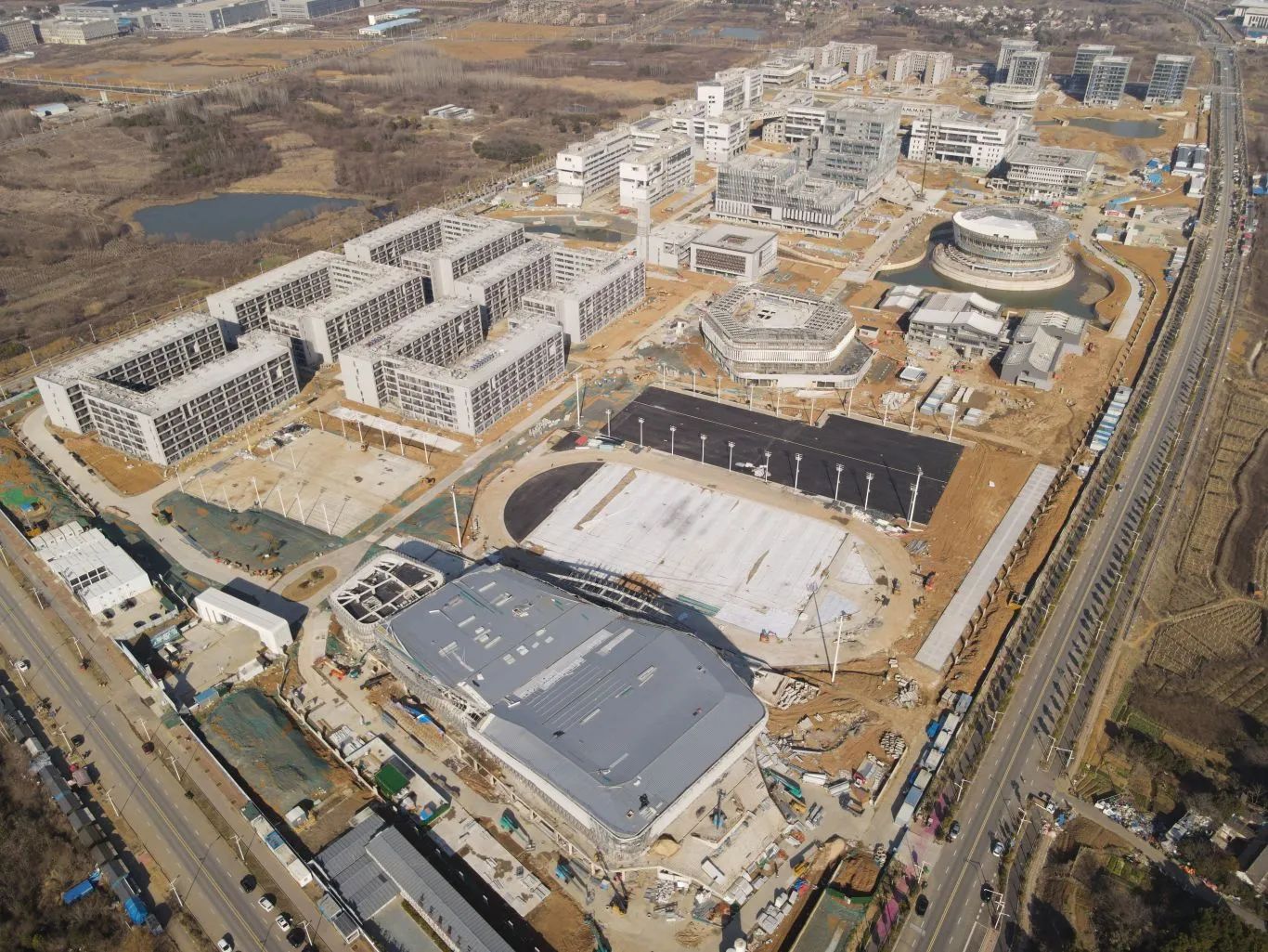 为确保春节后复工复产事情清静有序举行，，，装饰公司合肥理工学院项目开展复工复产会及清静教育培训。。同时对生涯区、施工现场质料、库房等位置举行重点检查。。阻止现在，，，项目圆满完成了主体结构封顶、砌体及二次结构完成等施工节点。。现已周全进入幕墙及精装饰施工阶段，，，现在内装饰完成70%，，，幕墙完成80%。。.jpg