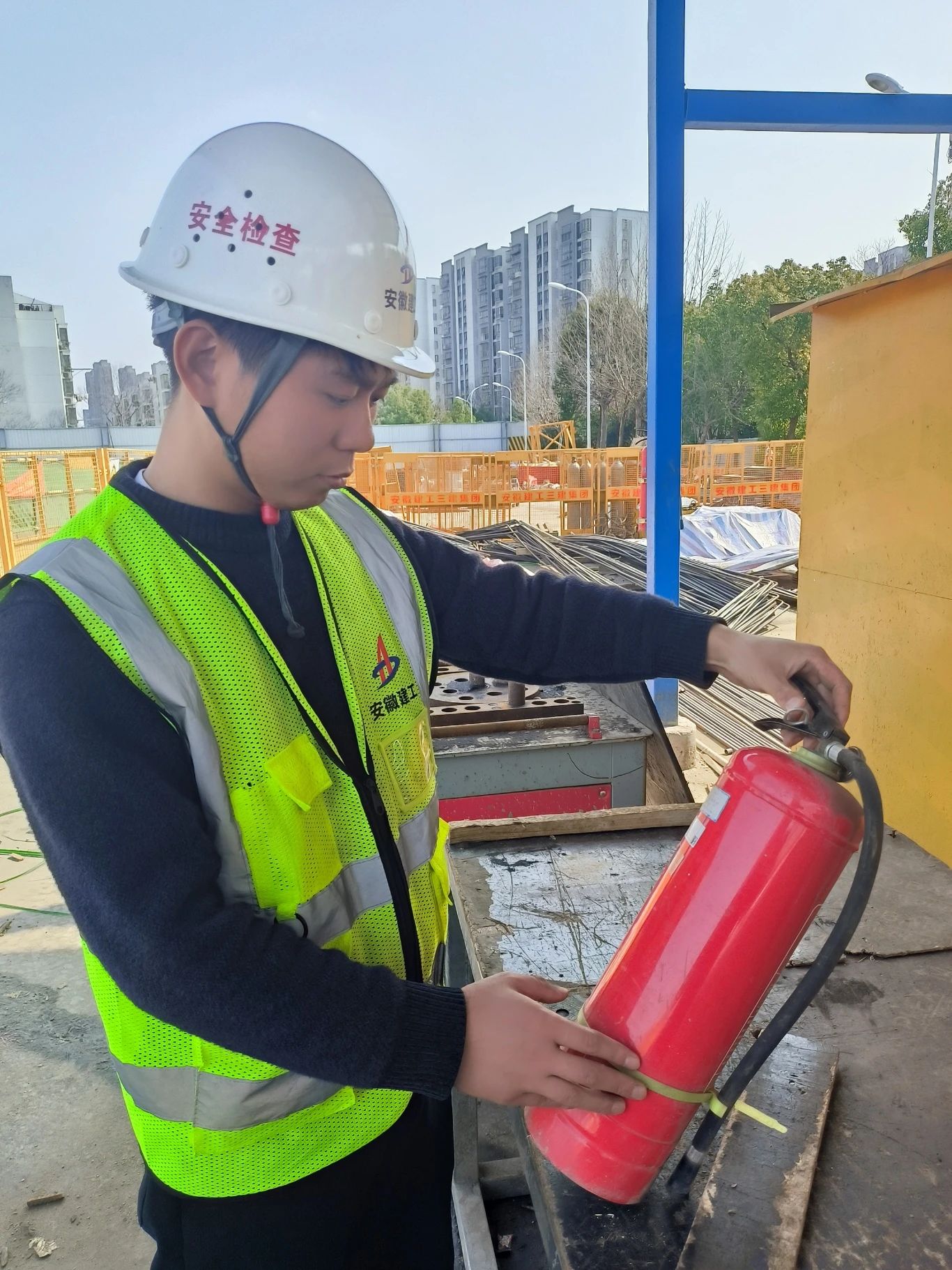 2月18日上午9时，，，云河湾总承包工程联合监理单位、建设单位对现场举行复工检查，，，打响春节后复工复产第一枪。。为了做好复工复产事情，，，项目部从以下四个方面开展事情。。一是对进场的工人举行周全三级清静教育和开展复工复产清静交底会，，，增强清静提防事情。。二是对现场暂时临电百分百调试，，，为复工复产涤讪坚实基础。。三是清静总监带队对所有大型装备磨练，，，彻底祛除清静隐患。。四是项目司理带队所有治理职员走场，，，强化复工复产头脑建设。。.jpg
