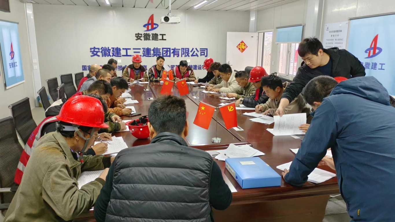 由基础公司承建的国家级芜湖经开区汽车电子工业园基础设施建设项目桩基支护工程项目，，，因项目体量大工期紧，，，我单位组织所有治理职员年头五进场，，，提前准备年后复工复产事情。。现在降水班组、桩基班组、支护班组已经所有到位。。项目班子成员组织复工复产会，，，并对所有装备和用电举行周全检查，，，确保用电清静，，，关于保存缺陷或损坏的装备举行维修或替换，，，以消除潜在的清静隐患。。明确治理职员的职责和事情使命，，，确保建设事情顺遂实验。。.jpg