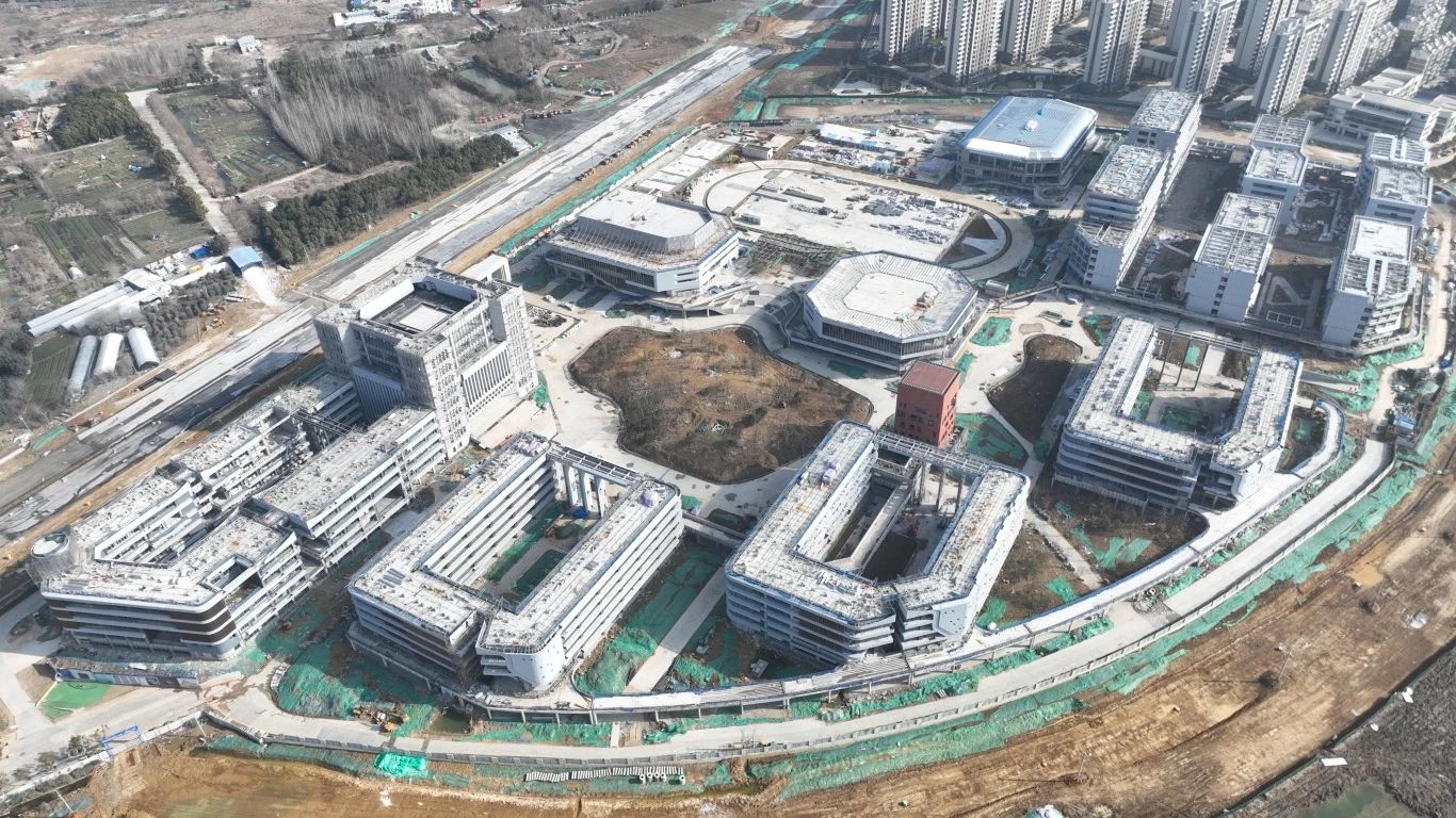 为确保合肥一中淝河校区项目2024年完工交付节点准期完成，，，迅速掀起春节后复工即大干劳动热潮，，，形成一股主要快干、提速争先的浓重气氛，，，2月16日，，，合肥一中淝河校区项目召开节后复工发动大会。；；嵘，，，各部分认真人报告了2023年度收尾事情情形及今年的事情使命，，，以月、周为时间轴线，，，明确各目的节点，，，并以图表的形式对各劳务班组认真人举行周全交底，，，落实事情目的责任制，，，做到责任到人，，，切实做到事情目的化，，，目的阶段化，，，阶段详细化，，，详细责任化。。 (2)_副本.jpg