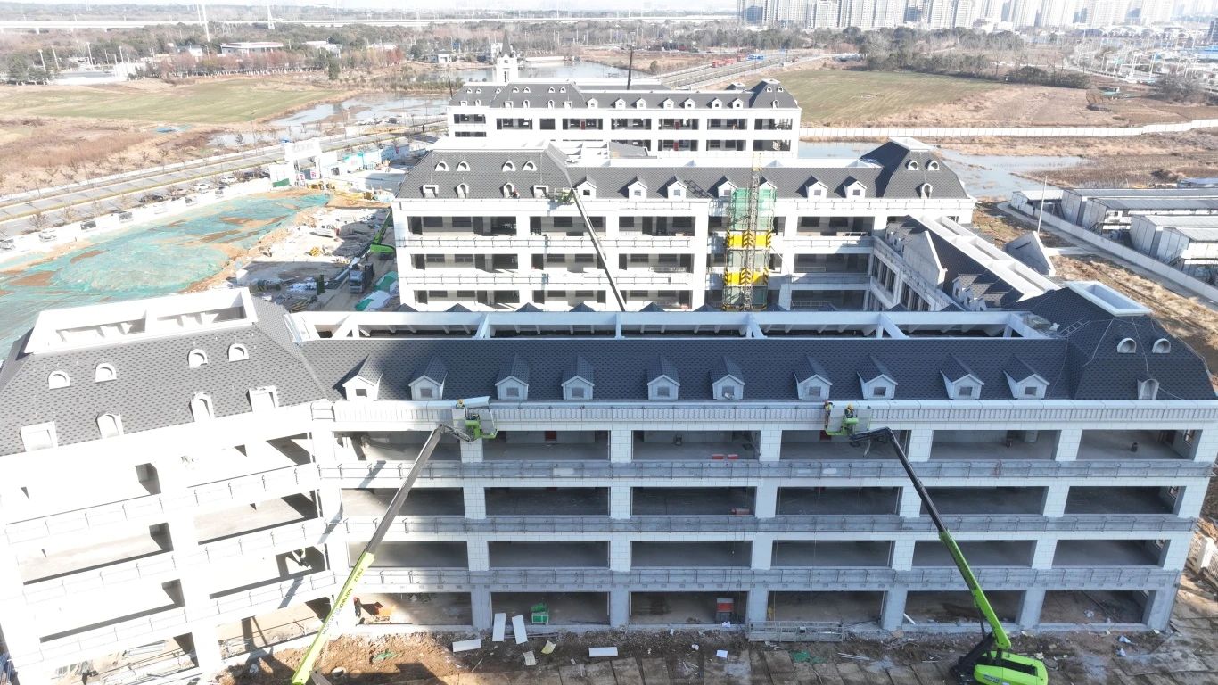 跑好龙年“第一棒”正当其时。。五分公司各项目治理职员起劲响应项目建设要求，，，大年头四全员到岗，，，召开全体班组复工复产聚会，，，制订了分部分项工程的复工时间节点，，，为周全复工复产涤讪坚实基础。。分公司向导现场检查指导事情，，，要求项目部全方位安排，，，提前谋划。。在复工复产的同时要做到全员三级清静教育，，，杜绝一切盲目不清静的复工复产。。起劲营造大干快上时势，，，工人们在现场干的热火朝天，，，治理职员也时刻为工人清静生产保驾护航。。.JPG