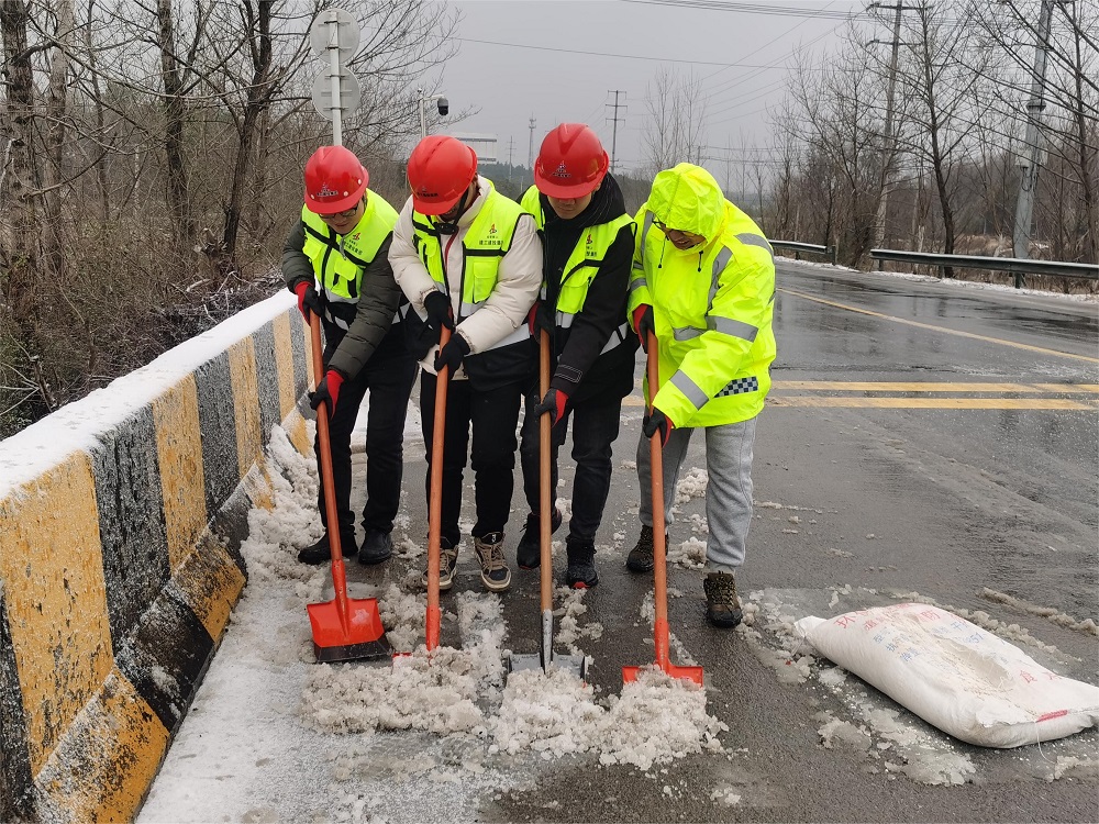 破冰除雪暖民心——365英国上市建投集团繁昌区G236项目同心协力保路流通！