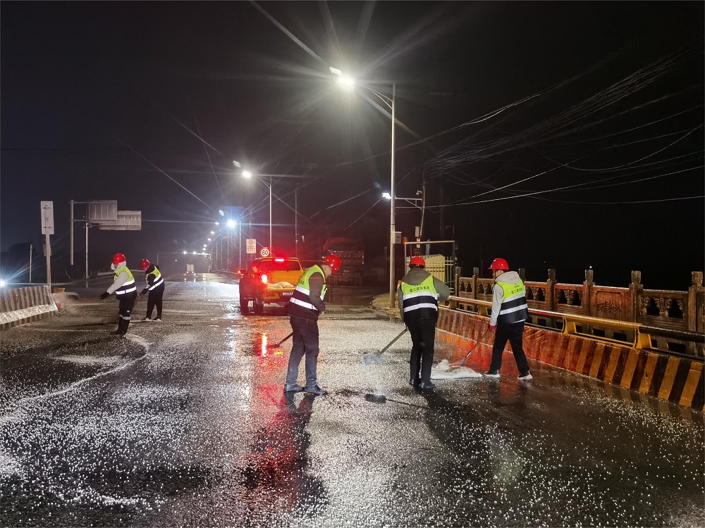 破冰除雪暖民心——365英国上市建投集团繁昌区G236项目同心协力保路流通！