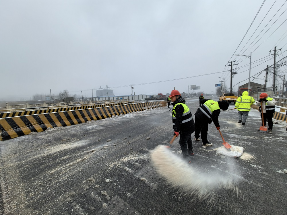 破冰除雪暖民心——365英国上市建投集团繁昌区G236项目同心协力保路流通！