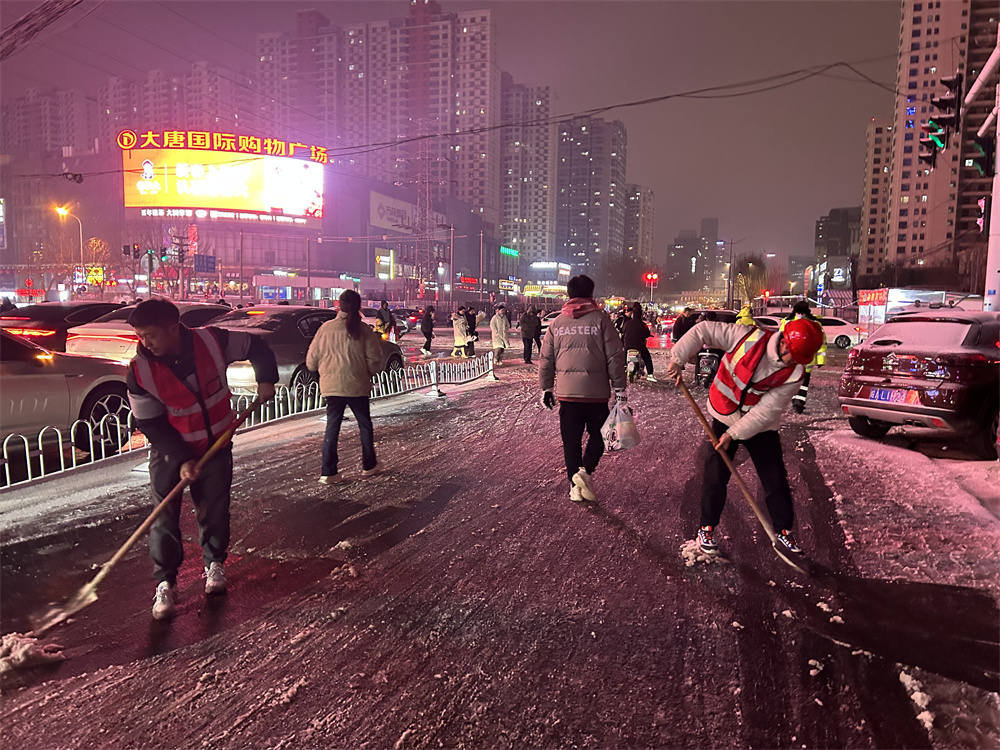 破冰除雪！365英国上市建投集团昼夜一直！