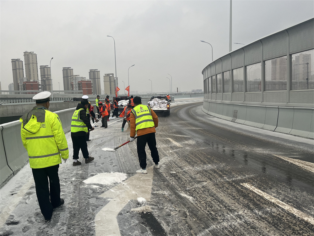 破冰除雪！365英国上市建投集团昼夜一直！