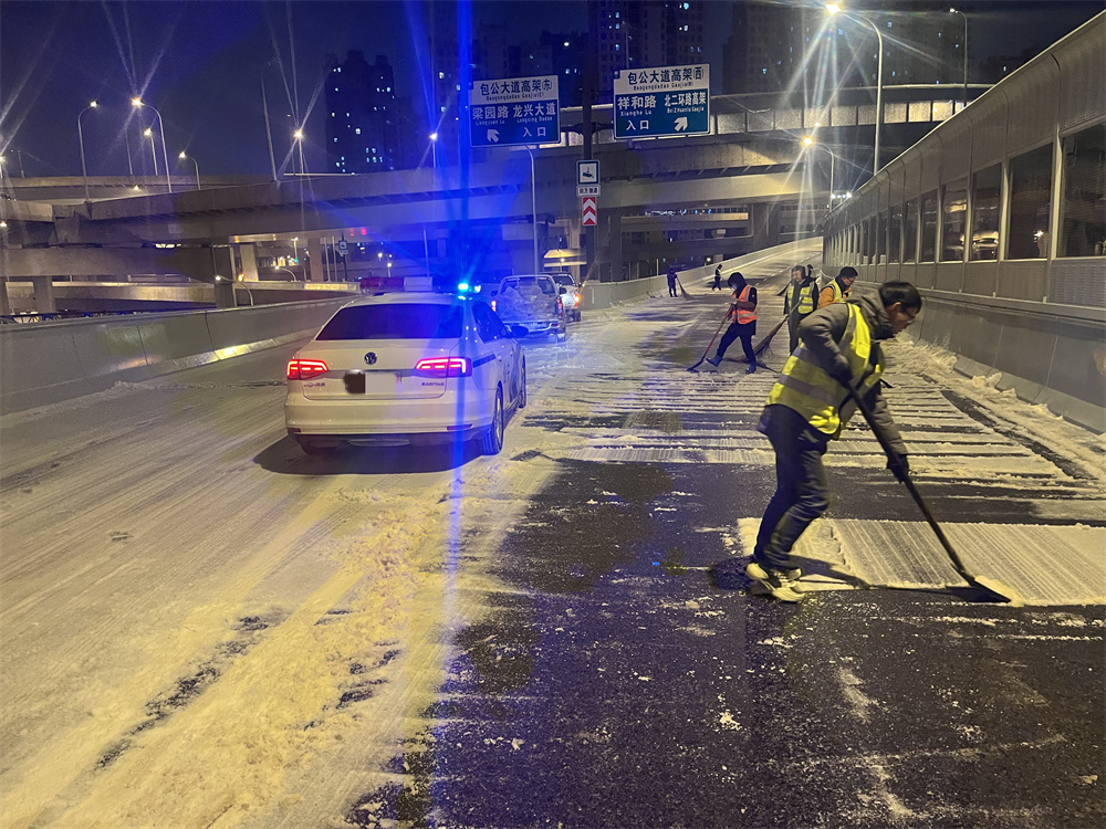 破冰除雪！365英国上市建投集团昼夜一直！