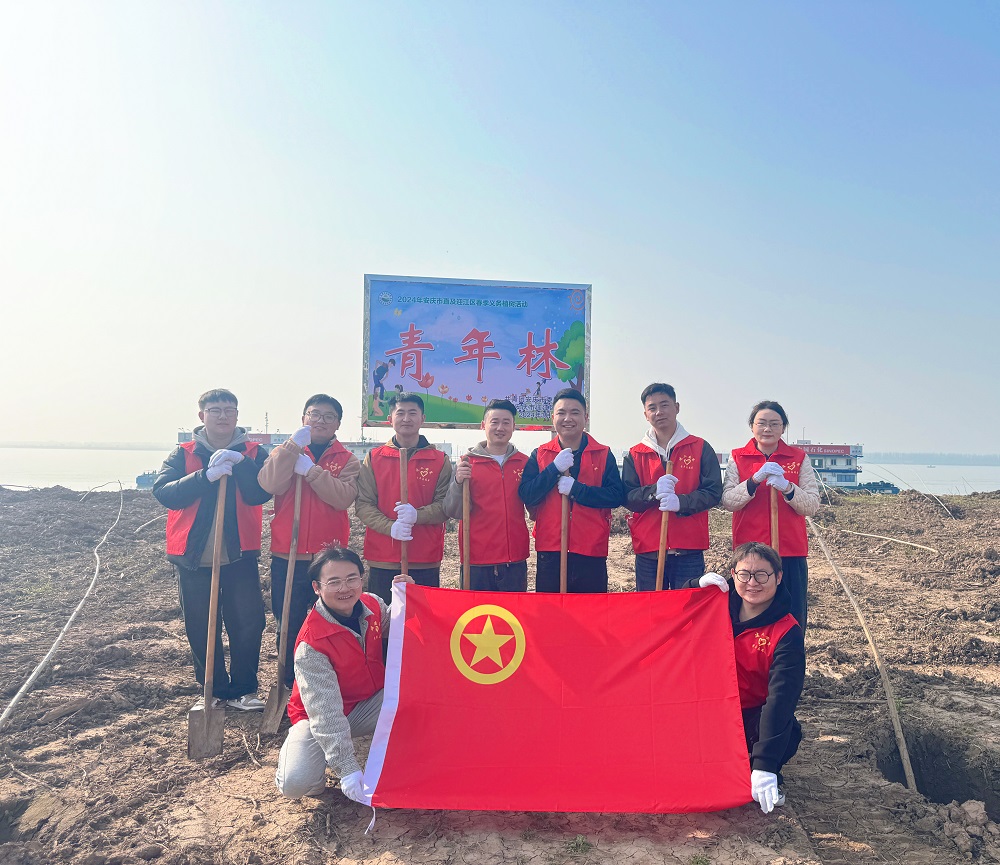 2024-03-12 133954.jpg “浇”个朋侪吧!365英国上市装置团员青年与你共植“青年林”