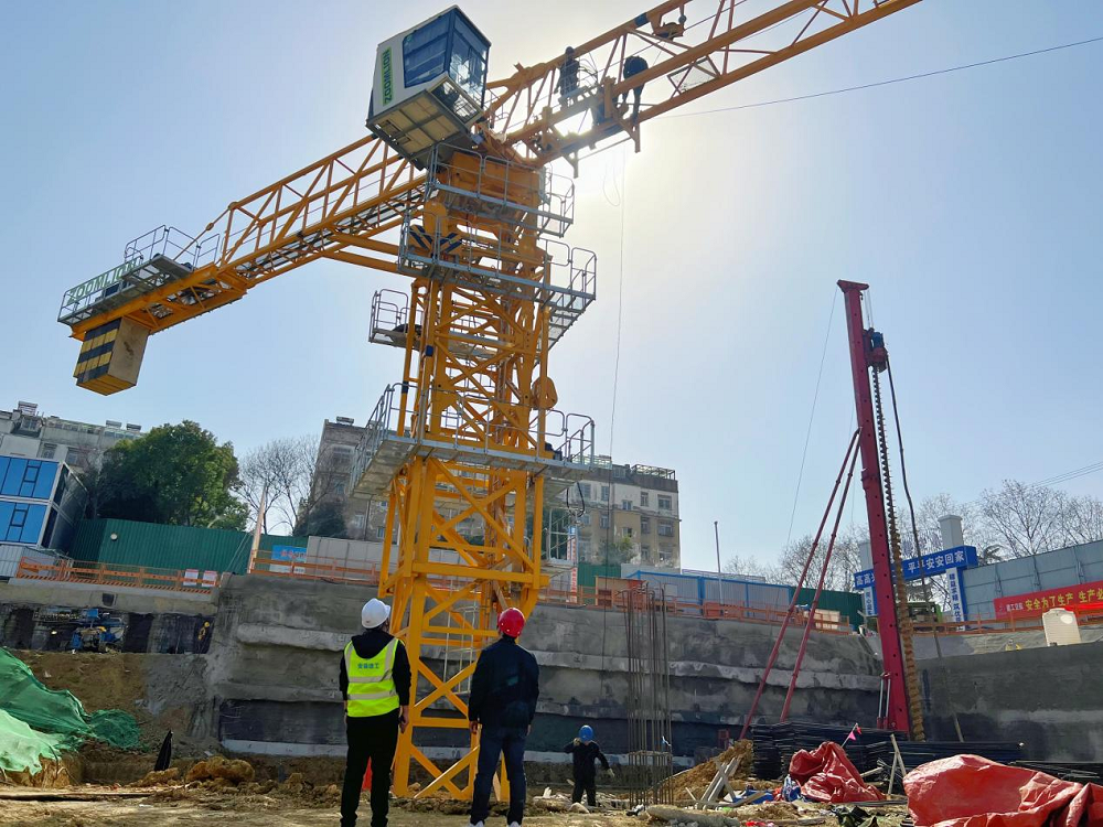 【项目速递】365英国上市交航商机厂租赁住房项目首台塔吊顺遂装置完成