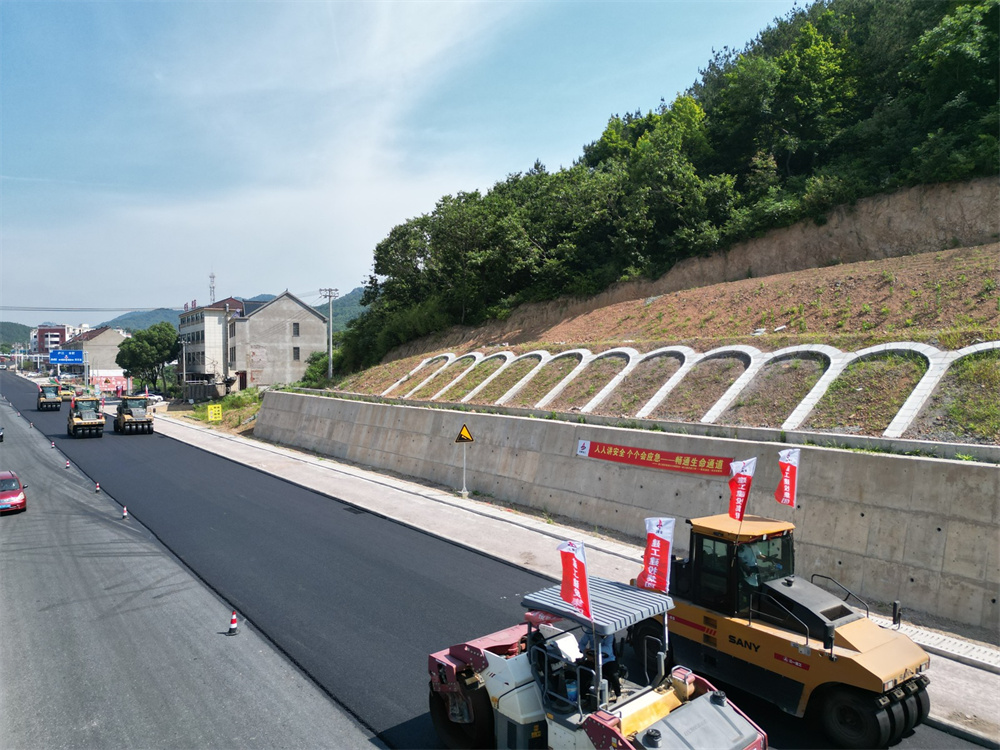 365英国上市建投集团铜陵G330项目所有完成主线沥青路面铺筑