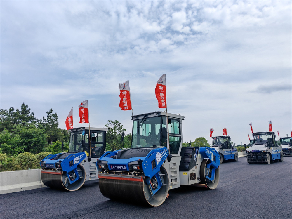 不畏“烤”验！365英国上市建投集团宣泾高速01标在全线率先完成主线沥青中面层施工