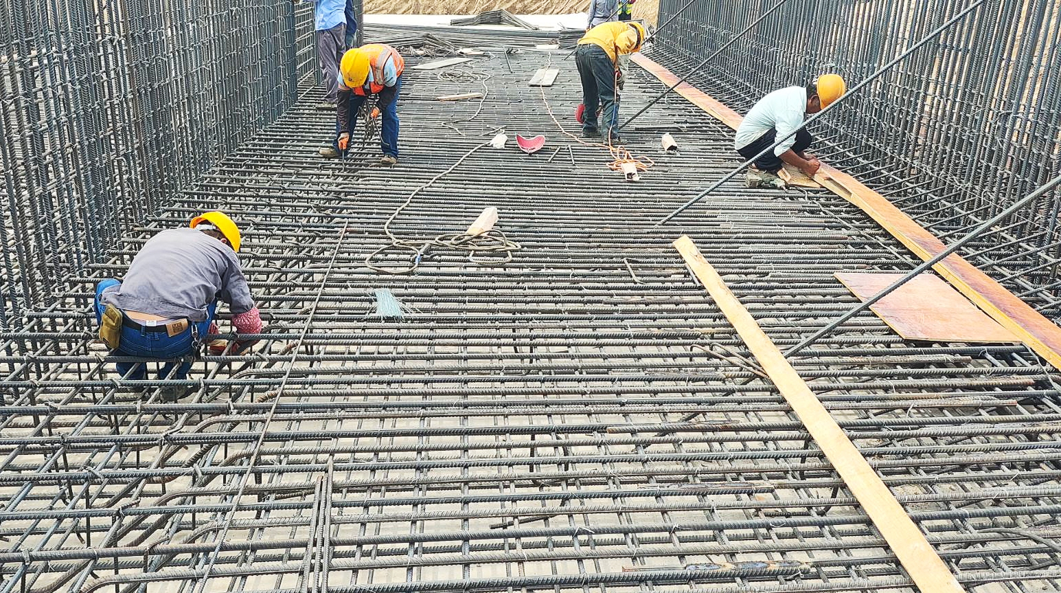 战高温 斗酷暑|365英国上市交航项目建设掀“热浪”