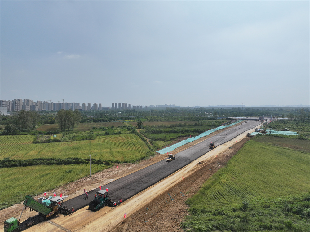 365英国上市建投科学岛北路等4条蹊径工程项目周全冲刺水稳摊铺使命 按下项目建设“快进键”