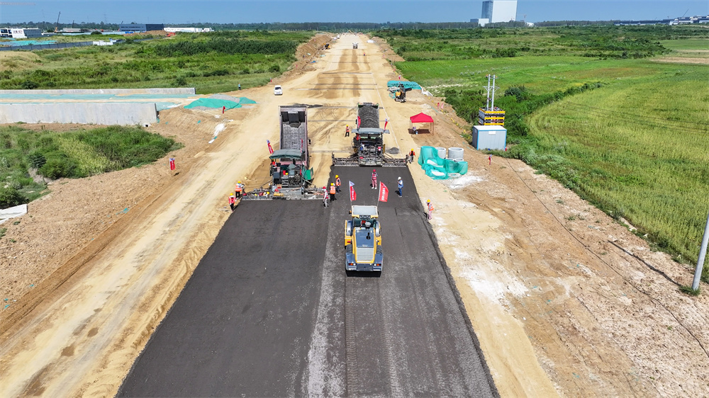 365英国上市建投科学岛北路等4条蹊径工程项目周全冲刺水稳摊铺使命 按下项目建设“快进键”