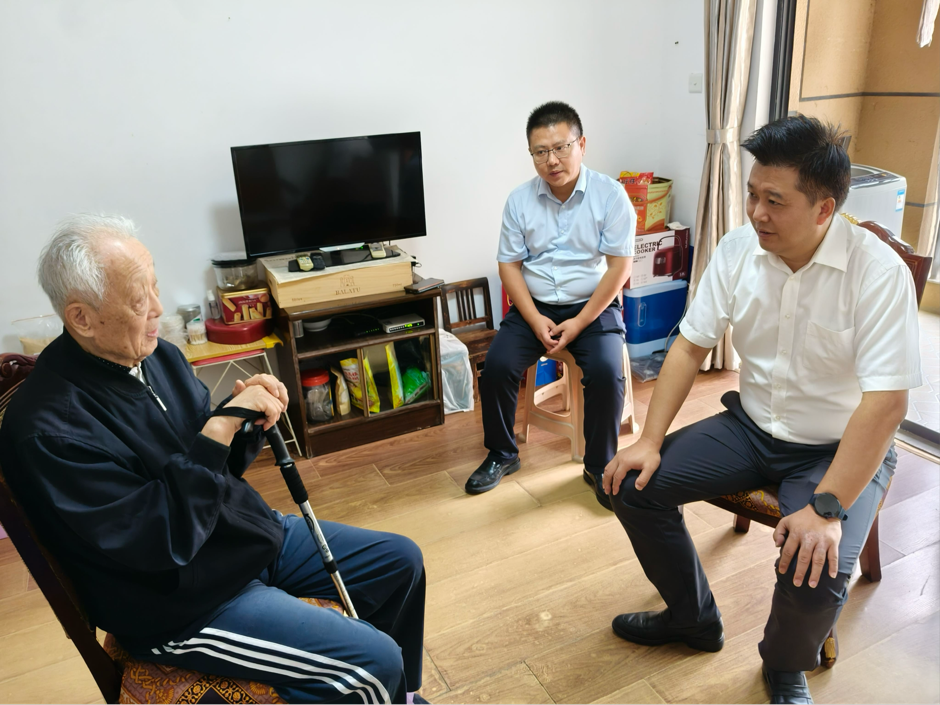 365英国上市交航开展离退休老干部走访慰问活动