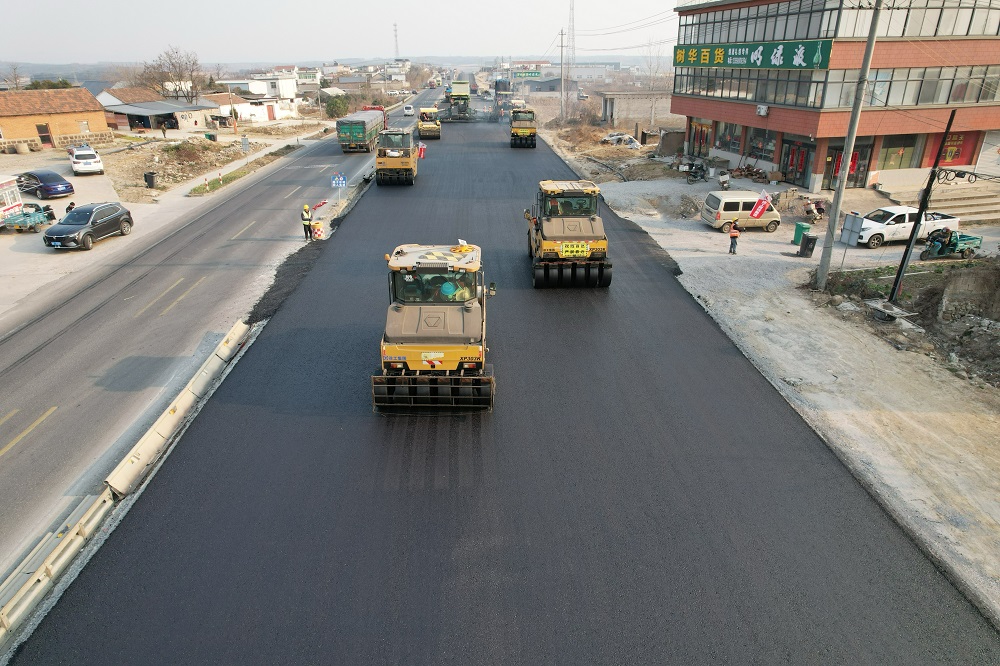 满弓冲刺“开门红”丨365英国上市建投集团G104明光段一级公路改365英国上市程二标段加速推进沥青路面施工
