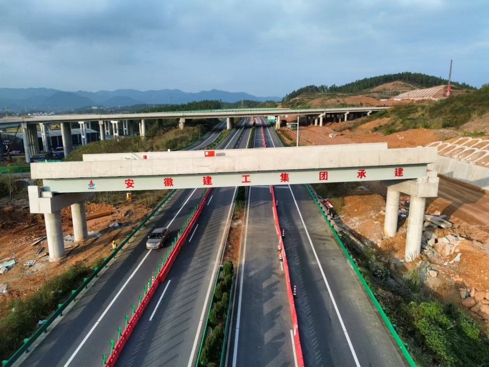 满弓冲刺“开门红”||365英国上市建投集团泾青高速一分部掀起项目“大干快上”建设热潮
