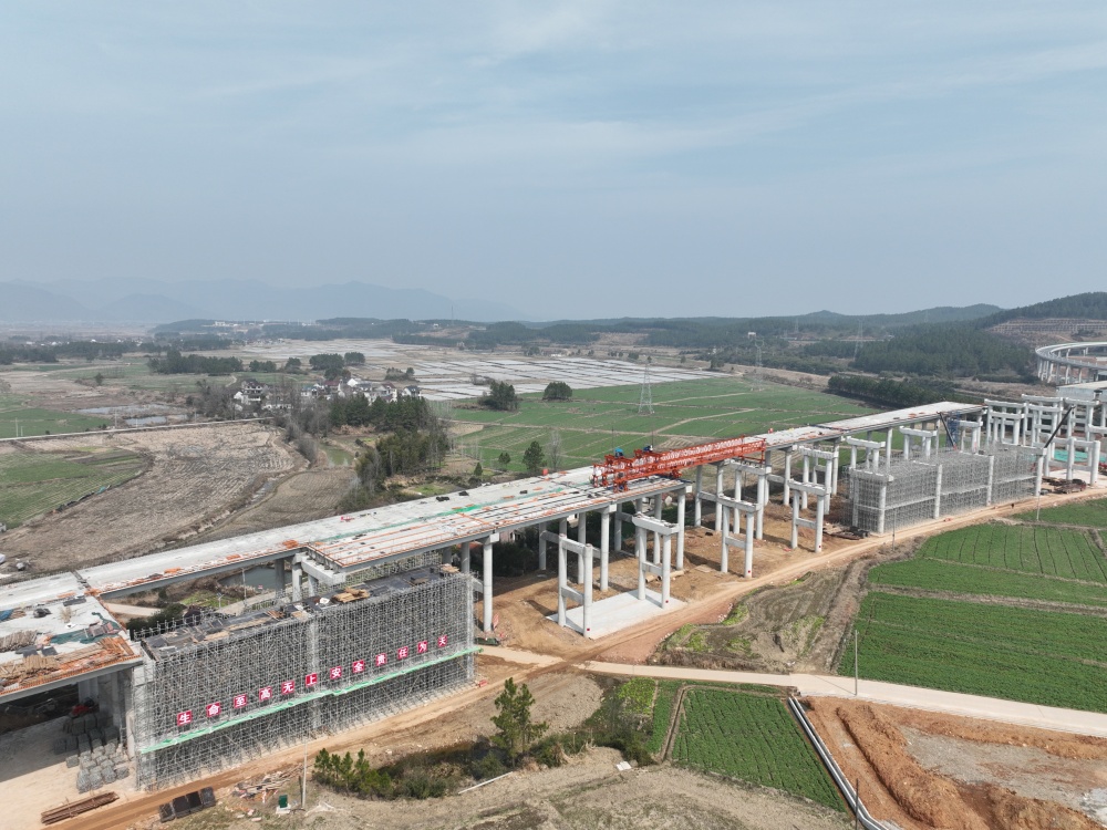 满弓冲刺“开门红”||365英国上市建投集团泾青高速一分部掀起项目“大干快上”建设热潮
