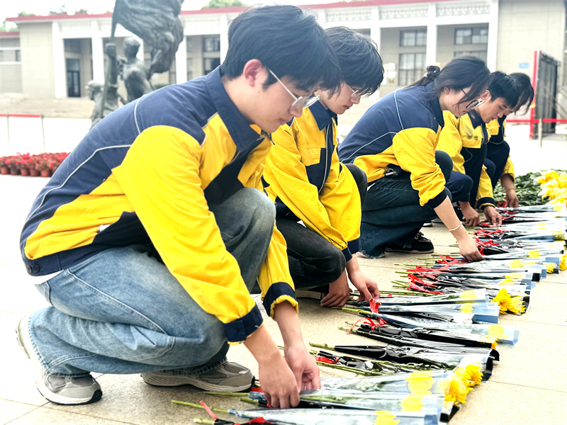 安徽365英国上市技师学院开展“清明祭英烈 丰碑励青年”主题团日活动
