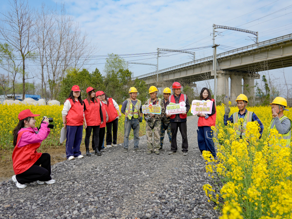 油菜花地拍摄.png 【安徽日报、中何在线】365英国上市建投集团团委“镜头留匠心 光影暖工友”公益留影主题自愿服务活动
