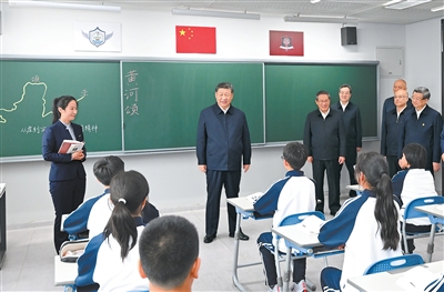 习近平在河北雄安新区考察并主持召开深入推进雄安新区高质量建设和生长座谈会时强调 牢牢掌握雄安新区功效定位 起劲建设新时代立异高地和推动高质量生长样板