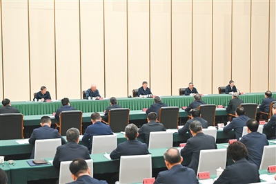 习近平在河北雄安新区考察并主持召开深入推进雄安新区高质量建设和生长座谈会时强调 牢牢掌握雄安新区功效定位 起劲建设新时代立异高地和推动高质量生长样板