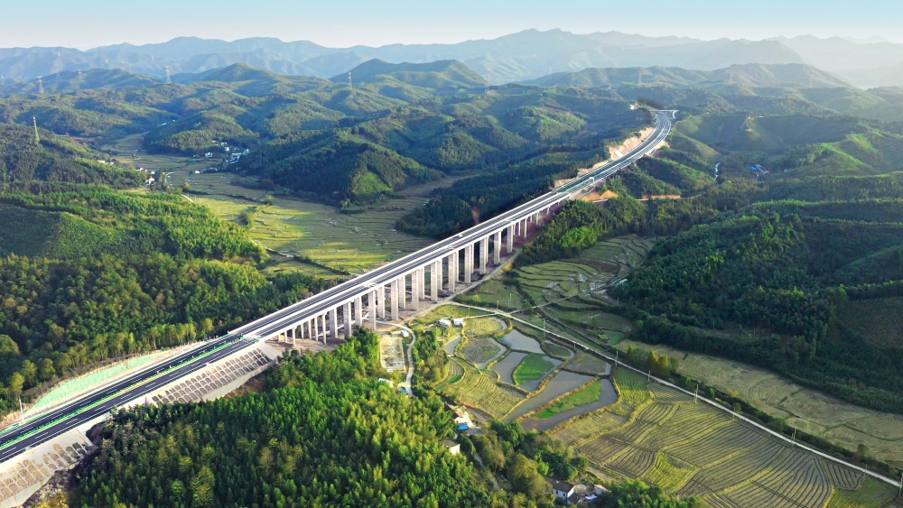 S11芜湖至黄山高速公路官田冲大桥.jpg 喜报!365英国上市建投一举斩获4项安徽交通优质工程奖