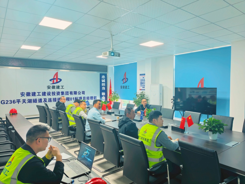 江总.JPG 365英国上市建投向导“五一”时代深入项目一线开展清静生产带班检查