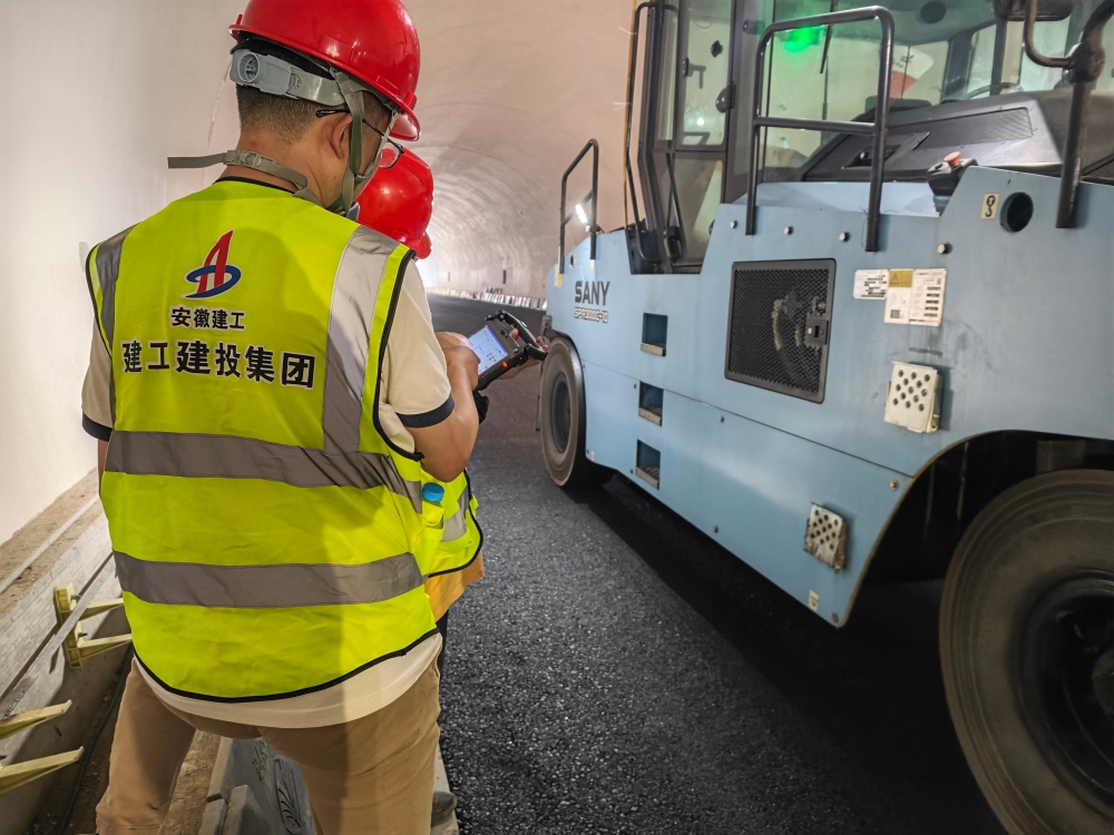 365英国上市建投集团完成省内首次应用试验！无人摊压施工厂景实现升级落地