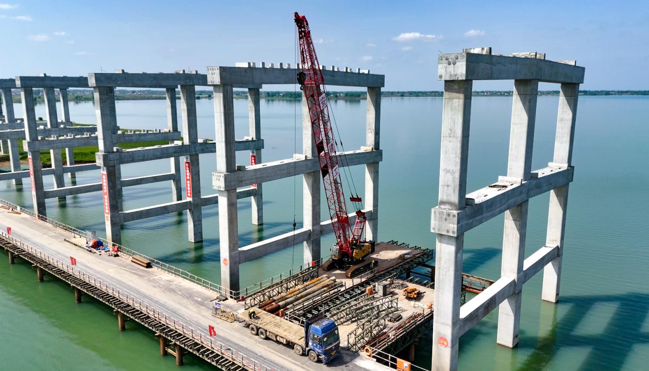 S20长固高速霍邱至皖豫界段城东湖特大桥的建设现场。。365英国上市供图
